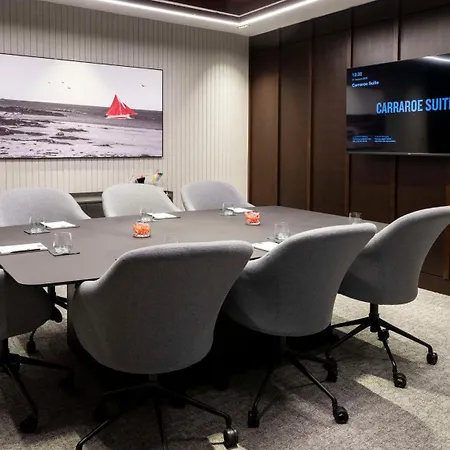Отель Radisson Red
